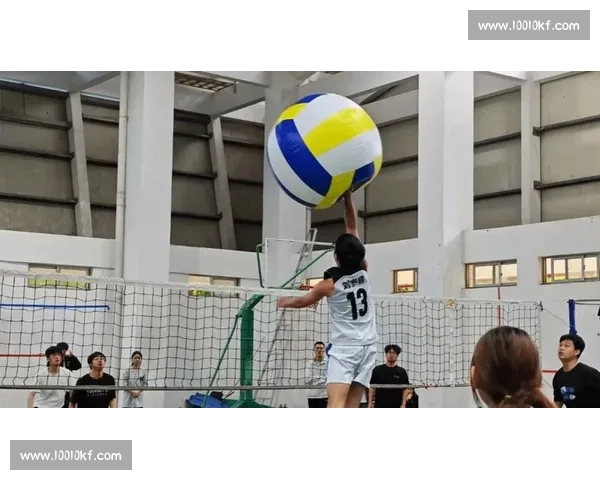 排球赛场激战正酣队员奋力拼搏决胜时刻全力以赴展现团队协作精神